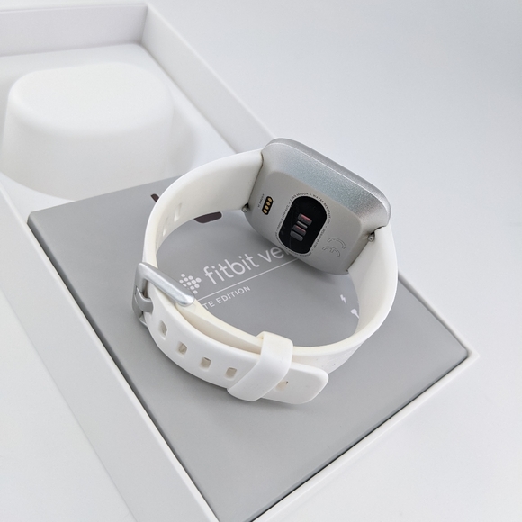 ⛔SOLD⛔ Fitbit Versa Lite - white band - Picture 9 of 12